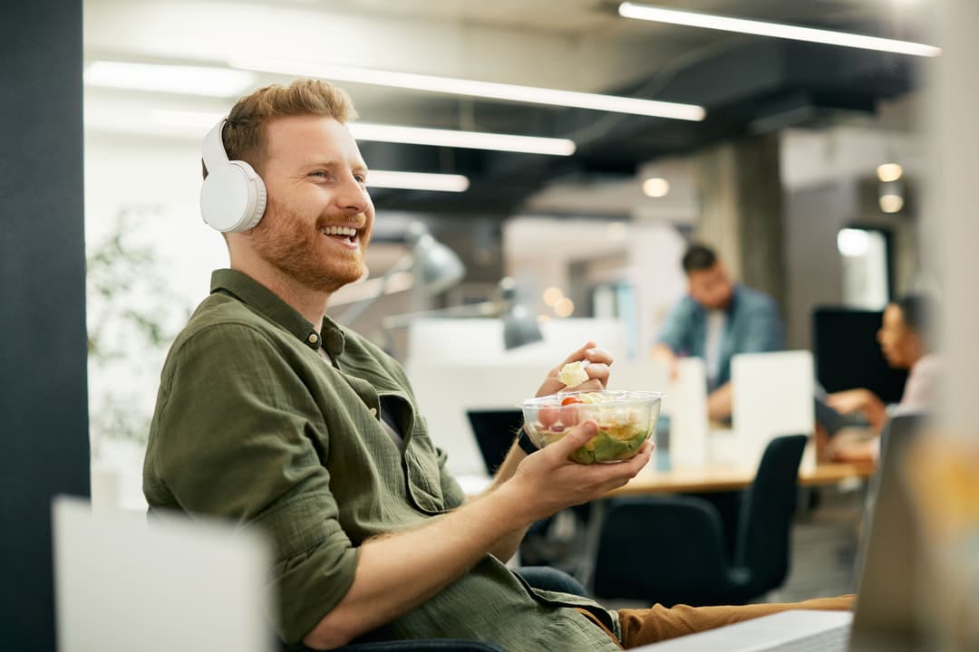 Music at work: tips, benefits and mistakes to avoid